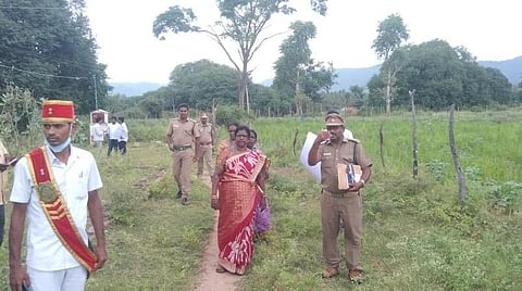 ஓசூர் வனக்கோட்டத்தில் புதியதாக அமைய உள்ள காவிரி தெற்கு வன உயிரின சரணாலய வனப்பகுதியை ஆய்வு செய்யும் அதிகாரிகள்