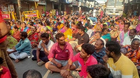 புதுச்சேரியில் சாலையோரம் மீன்கள் விற்க தடைக்கு எதிர்ப்பு: மீனவர்கள் மறியல்