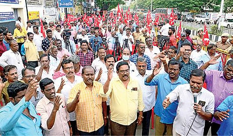 போக்குவரத்து துறையில் ஓய்வுபெறும் தொழிலாளர்களுக்கு ஓய்வுபெறும் நாளிலேயே பணப்பலன்களை வழங்க வேண்டும் என்பது உள்ளிட்ட பல்வேறு கோரிக்கைகளை வலியுறுத்தி, அரசு போக்குவரத்து ஊழியர் சங்கம் சார்பில் சென்னை பல்லவன் இல்லம் முன்பாக நேற்று நடைபெற்ற ஆர்ப்பாட்டத்தில் பங்கேற்றோர். படம்: பு.க.பிரவீன்