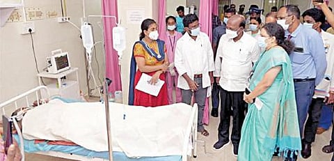 தீ விபத்தில் பாதிக்கப்பட்டவர்கள் சிகிச்சை பெறும் செங்கல்பட்டு மருத்துவமனையில் அமைச்சர் மா.சுப்பிரமணியன் சிகிச்சை முறைகள் குறித்து மருத்துவர்களிடம் கேட்டறிந்தார்.
