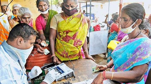 கருவிழிப்பதிவு அடிப்படையில் ரேஷன் பொருட்கள்: அக்.15-க்குள் சில கடைகளில் தொடங்க நடவடிக்கை