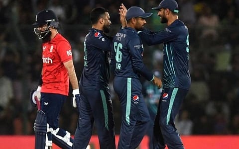 5-வது டி 20 கிரிக்கெட்டில் இங்கிலாந்து அணியை 6 ரன்கள் வித்தியாசத்தில் வீழ்த்தியது பாக்.: கடைசி ஓவரில் அமீர் ஜமால் அபாரம்