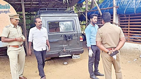 பரங்கிப்பேட்டை அருகே பி.முட்லூரில் இந்து முன்னணி ஆதரவாளர் வீட்டின் மீது பெட்ரோல் குண்டு வீசப்பட்டது தொடர்பாக அங்கு விசாரணை நடத்தும் போலீஸார்.