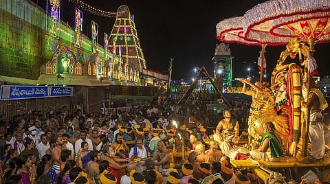 திருமலையில் சிம்ம வாகனத்தில் மலையப்பர் திருவீதியுலா