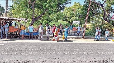 கோவில்பட்டி | எட்டயபுரத்தில் சாலை விரிவாக்கத்துக்காக நிழற்குடை அகற்றப்பட்டதால் வெயிலில் வாடும் பயணிகள்