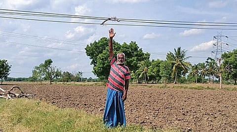 கமுதி அருகே செங்கப்படையில் உள்ள வயல்வெளிகளில் கைகளால் எட்டித்தொடும் உயரத்தில் மிகவும் தாழ்வாக செல்லும் உயர் அழுத்த மின் கம்பிகள்.