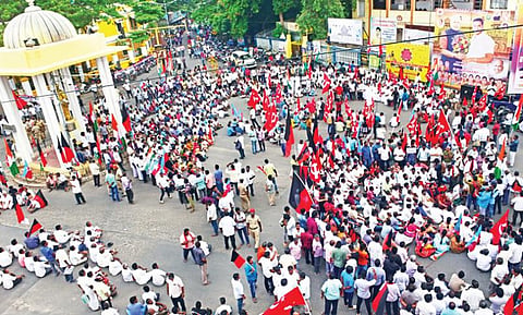 மின்துறை தனியார்மயமாக்கலைக் கண்டித்து திமுக கூட்டணிக் கட்சிகளின் சார்பில் புதுச்சேரி அண்ணா சிலையருகே நடந்த சாலை மறியல் போராட்டத்தில் பங்கேற்றோர். படம்: எம்.சாம்ராஜ்