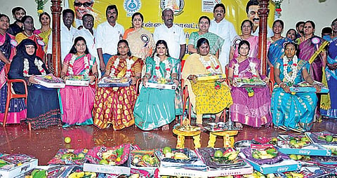 ஒருங்கிணைந்த குழந்தைகள் வளர்ச்சிப் பணிகள் துறை சார்பில் சமுதாய வளைகாப்பு விழா சென்னை சைதாப்பேட்டையில் நேற்று நடைபெற்றது. விழாவில் அமைச்சர்கள் மா.சுப்பிரமணியன், கீதாஜீவன் ஆகியோர் கர்ப்பிணிகளுக்கு நலங்கு வைத்து சீர்களை வழங்கினர். தமிழச்சி தங்கபாண்டியன் எம்பி, தாயகம்கவி எம்எல்ஏ, சென்னை மாநகராட்சி துணை மேயர் மு.மகேஷ்குமார், ஒருங்கிணைந்த குழந்தை வளர்ச்சிப் பணிகள் துறை இயக்குநர் வெ.அமுதவள்ளி, இணை இயக்குநர் வி.ஆர்.ஜெயலெட்சுமி ஆகியோர் பங்கேற்றனர். படம்: ம.பிரபு