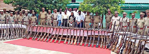 ஓசூர் வனக்கோட்டத்தில் விழிப்புணர்வு நடவடிக்கையால் கிராம மக்கள் தாமாக முன்வந்து ஒப்படைத்த 111 நாட்டுத் துப்பாக்கிகளை, மாவட்ட வன அலுவலர் கார்த்திகேயினி பார்வையிட்டார். படம்: ஜோதி ரவிசுகுமார்
