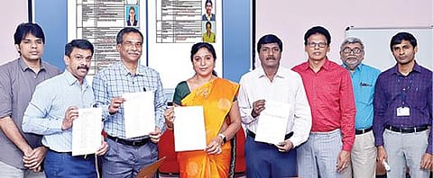 தமிழ்நாடு வேளாண்மைப் பல்கலைக்கழகத்தில் இளம்அறிவியல் பாடத்துக்கு நடப்புக் கல்வியாண்டு மாணவர் சேர்க்கைக்கான தரவரிசைப்பட்டியலை வெளியிடுகிறார் துணைவேந்தர் வெ.கீதாலட்சுமி.
