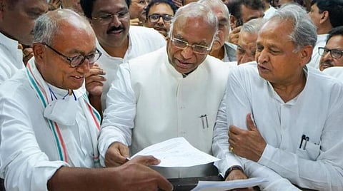 காங்கிரஸ் அலுவலகத்தில் வேட்புமனு தாக்கல் செய்த மல்லிகார்ஜுன கார்கே