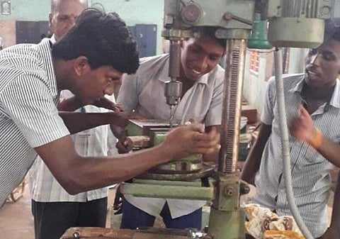 தொழில்பழகுநர் பயிற்சி பெறும் மாணவர்கள் | கோப்புப்படம்