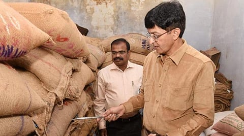படம் விளக்கம்: மதுரை மாவட்டம் பெருங்குடி, வில்லாபுரம் நகர கூட்டுறவு கடன் சங்க நியாய விலை கடையில் கூட்டுறவு, உணவுப் பொருள் வழங்கல் மற்றும் நுகர்வோர் பாதுகாப்புத் துறை அரசு முதன்மைச் செயலாளர் ராதாகிருஷ்ணன் ஆய்வு செய்தார்.