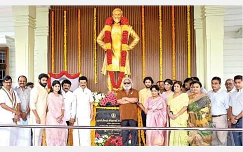 நடிகர் திலகம் சிவாஜி கணேசனின் 95-வது பிறந்தநாளை முன்னிட்டு, சென்னை அடையாறில் உள்ள சிவாஜி கணேசன் மணிமண்டபத்தில், அவரது சிலை அருகில் வைக்கப்பட்டிருந்த படத்துக்கு முதல்வர் மு.க.ஸ்டாலின் மலர்தூவி மரியாதை செலுத்தினார். சிவாஜியின் மகன்கள் ராம்குமார், பிரபு, பேரன் விக்ரம் மற்றும் குடும்பத்தினர் உடனிருந்தனர். படம்: பு.க.பிரவீன்