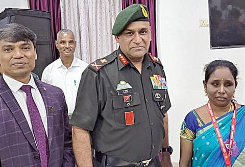 சென்னையில் உள்ள பாதுகாப்பு கணக்குகள் துறை அலுவலகம் சார்பில் நடைபெற்ற பாதுகாப்பு கணக்குகள் துறை தின விழாவில் சிறப்பாக பணியாற்றிய செல்வி என்ற பார்வைத் திறன் குன்றிய மாற்றுத் திறனாளி ஊழியருக்கு விருது வழங்கிய தக்ஷிண பாரத ராணுவ அதிகாரி லெப்டினென்ட் ஜென்ரல் ஏ.அருண். உடன் பாதுகாப்பு கணக்குகள் கட்டுப்பாட்டாளர் டி .ஜெயசீலன்.