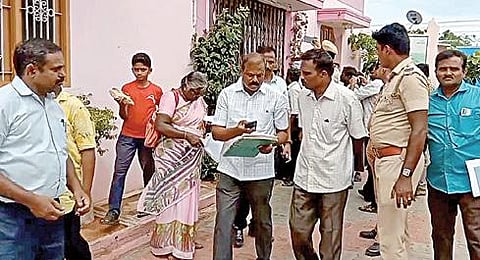 தேனி அருகே மத கல்வி நிலையத்துக்கு ‘சீல்' வைக்கப்பட்டது. (அடுத்த படம்) ‘சீல்' வைக்கும் பணியில் ஈடுபட்ட வருவாய்த்துறையினர்.