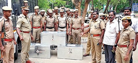 பள்ளிகொண்டா அருகே பிடிபட்ட ரூ.14.71 கோடி ஹவாலா பணம் மாவட்ட ஆட்சியர் அலுவலகத்தில் உள்ள கருவூலத்துக்கு போலீஸ் பாதுகாப்புடன் கொண்டு சென்று ஒப்படைக்கப்பட்டது. படம்: வி.எம்.மணிநாதன்