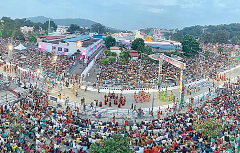 திருப்பதி ஏழுமலையான் கோயில் பிரம்மோற்சவத்தில் 5-ம் நாள் விழா - கருடசேவையில் ஆயிரக்கணக்கான பக்தர்கள் பங்கேற்பு