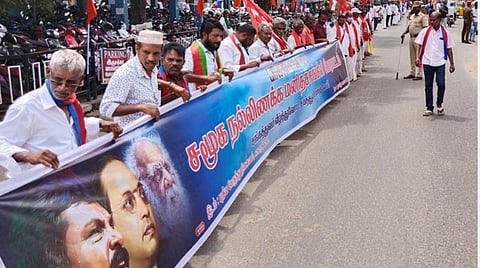காரைக்காலில் நடைபெற்ற சமூக நல்லிணக்க மனித சங்கிலியில் பங்கேற்றோர்