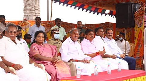 புதுச்சேரியில் நடைபெற்ற அரசு நிகழ்ச்சி யொன்றில் முதல்வர் ரங்கசாமி மற்றும் துணை நிலை ஆளுநர் தமிழிசை சவுந்தரராஜன் உள்ளிட்டவர்கள்.