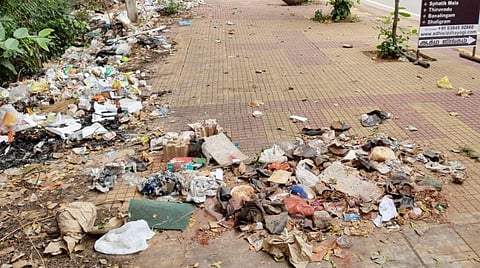 திருவண்ணாமலை கிரிவல பாதையில் அடி அண்ணாமலை அருகே நடைபாதையில் குவிந்து கிடக்கும் குப்பைகள். | படம் - இரா.தினேஷ்குமார்.