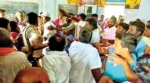 ஆற்காடு அடுத்த பெரியகுக்குண்டி கிராமத்தில் நடந்த கிராம சபை கூட்டத்தில் தலைவர் மற்றும் துணைத்தலைவர் ஆதரவாளர்களுக்கிடையே திடீரென கைகலப்பு ஏற்பட்டது.