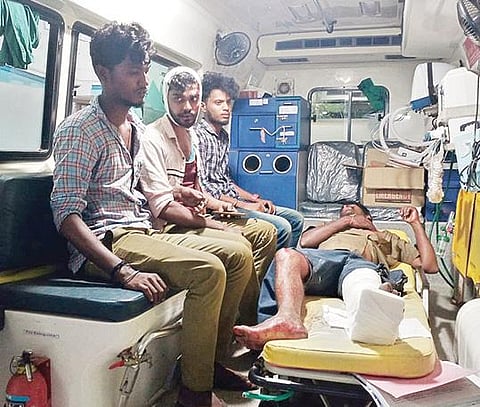 ஆம்பூர் அருகே நடந்த விபத்தில் காயமடைந்தவர்களை காவல் துறையினர் மீட்டு மருத்துவமனைக்கு அனுப்பி வைத்தனர்.