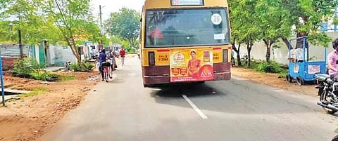 நிற்காமல் செல்லும் பேருந்து.