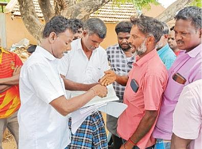 காட்டு நெமிலி கிராமசபைக் கூட்டத்தில் காட்டாயப் படுத்தி கையெழுத்து கோரியதாக வாக்குவாதத்தில் ஈடுபட்ட கிராம இளைஞர்.