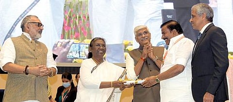 ‘ஜல்ஜீவன் மிஷன்’ திட்டத்தில் வீடுகளுக்கான குடிநீர் இணைப்பு திட்டத்தை சிறப்பாக செயல்படுத்தியதில் தேசிய அளவில் தமிழகம் முதலிடம் பிடித்துள்ளது. டெல்லியில் நேற்று நடந்த நிகழ்ச்சியில் இதற்கான விருதை குடியரசுத் தலைவர் திரவுபதி முர்முவிடம் இருந்து தமிழக அமைச்சர் கே.என்.நேரு பெற்றுக் கொண்டார். உடன், துறை செயலர் சிவ்தாஸ் மீனா.