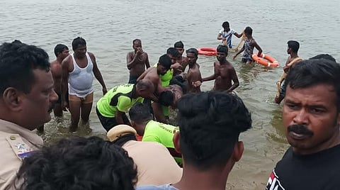 ஆற்றில் மீட்புப் பணி