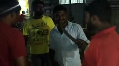 நடு சாலையில் பட்டாக் கத்தியால் கேக் வெட்டி பிறந்தநாள் கொண்டாட்டத்தில் ஈடுபட்ட இளைஞர்கள்