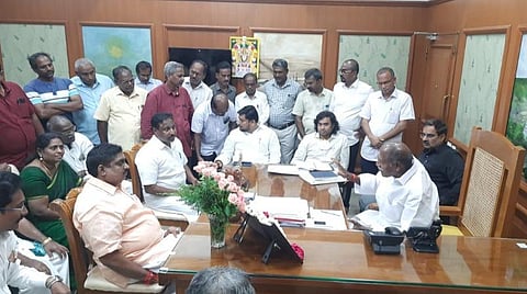 புதுச்சேரி மின் ஊழியர்கள் போராட்டம் | முதல்வர் பேச்சுவார்த்தையில் உடன்பாடு - வேலைநிறுத்தம் தீபாவளி வரை ஒத்திவைப்பு
