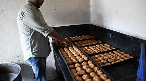 சூடான தேநீருடன் சுவையான ஊட்டி வர்க்கி