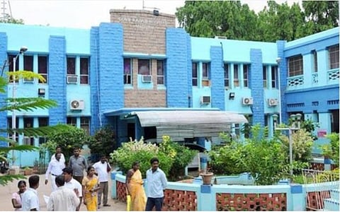 மதுரை அரசு ராஜாஜி மருத்துவமனையின் புதிய கட்டிட பணி நிறைவடைவது எப்போது? - இடநெருக்கடியில் திணறும் நோயாளிகள், மருத்துவர்கள்