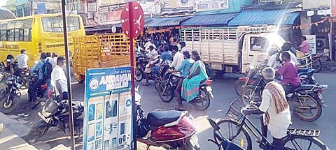 போக்குவரத்து நெரிசலால் சிக்கித் திணறும் ஆர்.கே.பேட்டை.