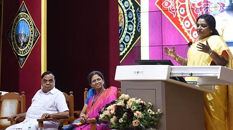படம் விளக்கம்: கோவை அவினாசிலிங்கம் மனையியல் மற்றும் மகளிர் உயர்கல்வி நிறுவனத்தில் நடந்த கருத்தரங்கில் பேசும் தெலங்கானா ஆளுநர் தமிழிசை சவுந்தரராஜன். அருகில், துணைவேந்தர் பாரதி ஹரிசங்கர், வேந்தர் எஸ்.பி.தியாகராஜன், நிர்வாக அறங்காவலர் டி.எஸ்.கே.மீனாட்சி சுந்தரம் உள்ளிட்டோர். படம்: ஜெ.மனோகரன்.