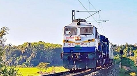 தீபாவளி கூட்ட நெரிசலை தவிர்க்க பெங்களூரு - நெல்லை, மைசூர் - தூத்துக்குடி சிறப்பு ரயில்கள்