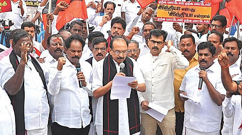 இந்தி திணிப்புக்கு கண்டனம் தெரிவித்து மதிமுக சார்பில் கட்சியின் பொதுச் செயலாளர் வைகோ தலைமையில் சென்னை வள்ளுவர் கோட்டத்தில் நேற்று ஆர்ப்பாட்டம் நடைபெற்றது. இதில், துணைப் பொதுச் செயலாளர் மல்லை சத்யா, தலைமை கழகச் செயலாளர் துரை வைகோ உள்ளிட்டோர் பங்கேற்றனர். படம்: ம.பிரபு