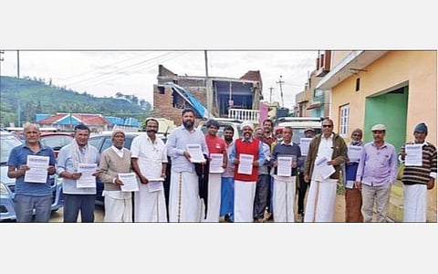 படுகரின மக்களை பழங்குடியினர் பட்டியலில் சேர்க்க வலியுறுத்தி பாலகொலா கிராமத்தில் விழிப்புணர்வு நடைபயணம் மேற்கொண்ட மக்கள்.