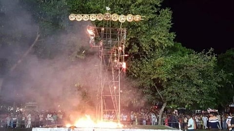 உடல் முழுவதும் எரிந்து தலைகள் எரியாமல் இருக்கும் ராவணனின் உருவ பொம்மை | படம்: ட்விட்டர்