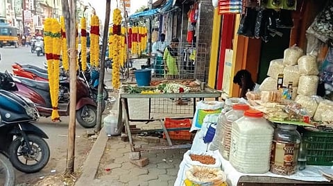 சிதம்பரம் மேலவீதியில் நடைபாதையை ஆக்கிரமித்து கடை வைக்கப்பட்டுள்ளது.