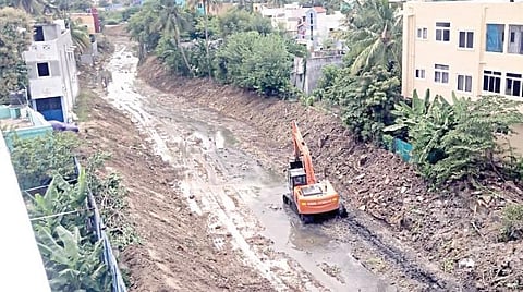 கூடுவாஞ்சேரி பகுதியில் அடையாறு ஆறு ஆதனூர் கிளை கால்வாய் சீரமைக்கப்பட்டு வருகிறது
