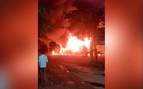 தீப்பிடித்து எரிந்த பேருந்து
