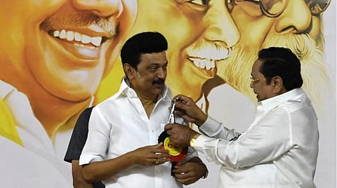 மு.க.ஸ்டாலினுக்கு பேனா வழங்கிய துரைமுருகன்