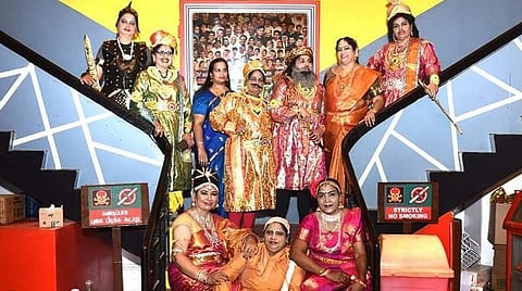 பொன்னியின் செல்வன் பார்க்கவந்த ரசிகர்கள்