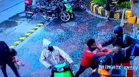 இருவரும் கைகலப்பில் ஈடுபட்ட சிசிடிவி காட்சி.