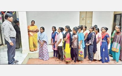 திருவண்ணாமலை ஆதிதிராவிடர் நல அரசினர் கல்லூரி மாணவிகள் விடுதியில் அடிப்படை வசதிகள் சரியாக உள்ளதா? என மாணவிகளிடம் கேட்டறிந்த வட்டாட்சியர் சுரேஷ். படம்: இரா.தினேஷ்குமார்.