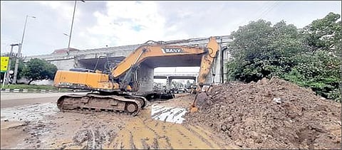 நெடுஞ்சாலைத் துறை சார்பில் நடந்து வரும் மூடுகால்வாய் அமைக்கும் பணியின்போது குடிநீர் குழாய் உடைப்பு ஏற்பட்டதால் நீர் வழிந்தோடி சேறும் சகதியாக மாறிய முடிச்சூர் சாலை.படம்: எம்.முத்துகணேஷ்
