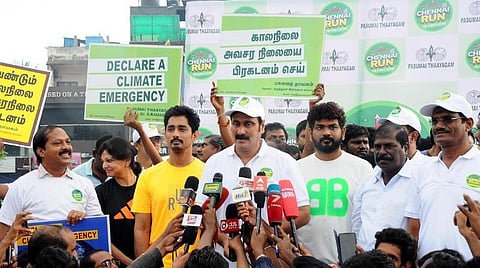காலநிலை செயல் திட்டத்தை உருவாக்கி செயல்படுத்த வேண்டும் என்பது உள்ளிட்ட கோரிக்கைகளை வலியுறுத்தி பசுமைத் தாயகம் அமைப்பின் சார்பில் ‘காலநிலை மாற்ற நடவடிக்கைக்கான சென்னை ஓட்டம்’ என்ற தலைப்பிலான மாரத்தான் ஓட்டம் சென்னை பெசன்ட் நகர் கடற்கரைச் சாலையில் நேற்று நடைபெற்றது. இதில், பாமக தலைவர் அன்புமணி, ஜி.கே.மணி எம்எல்ஏ, ஏ,கே,மூர்த்தி, திரைப்பட இயக்குநர் விக்னேஷ் சிவன், நடிகர் சித்தார்த் உள்ளிட்டோர் பங்கேற்றனர். படம்: பு.க.பிரவீன்